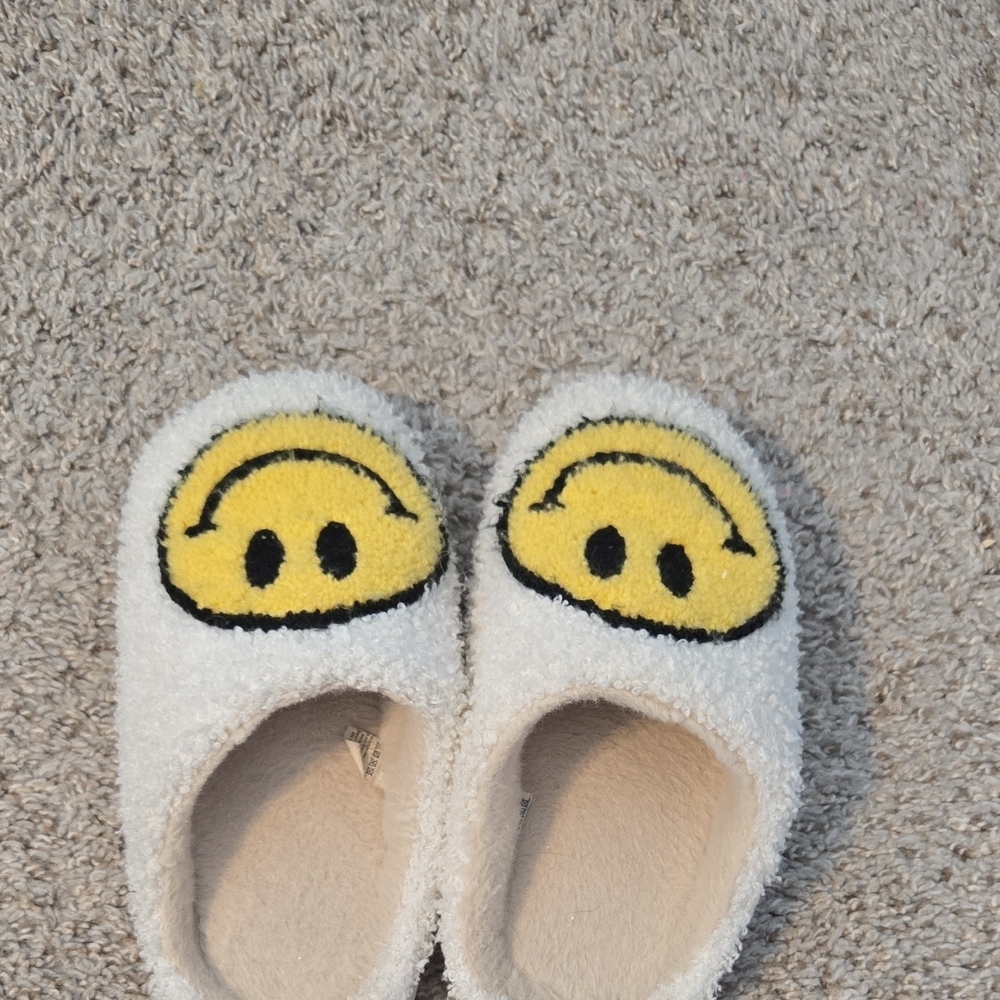 Kids Smiley Face Fuzzy Slippers - White and Yellow